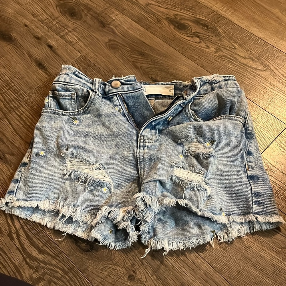 Jeans shorts with daisies